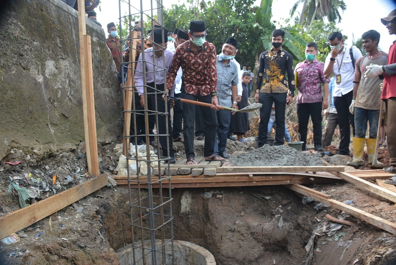 Gubernur Sumbar, Irwan Prayitno, meletakan batu pertama pembangunan Dermaga Parkiran Masjid Subulussalam, Jorong Patameh, Nagari Pangian, kab. Tanah Datar, Rabu (28/10/2020).